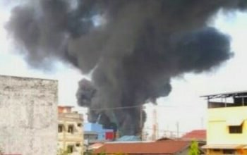 PERTAMINA INVESTIGASI PENYEBAB KEBAKARAN, DAN BAGIKAN MASKER KE WARGA