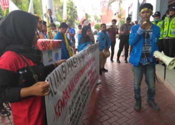 DEMO MAHASISWA SAMBUT HARI PERTAMA ANGGOTA DEWAN