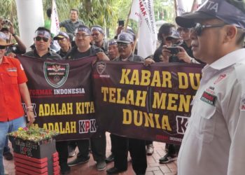 DUA HARI BERTURUT-TURUT DPRD DI DEMO MASYARAKAT