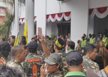 TOLAK BPJS NAIK, MASSA DI BALIKPAPAN DATANGI DPRD