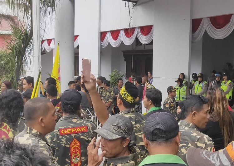 TOLAK BPJS NAIK, MASSA DI BALIKPAPAN DATANGI DPRD