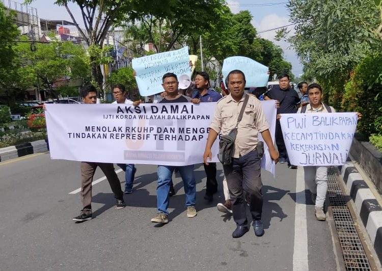 WARTAWAN GELAR AKSI PROTES KEKERASAN POLISI