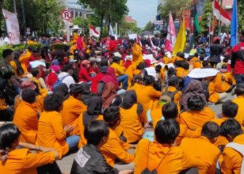 RIBUAN MAHASISWA TURUN KE JALAN, ANCAM DUDUKI DPRD BALIKPAPAN 
