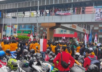 DEMO MAHASISWA BALIKPAPAN TUTUP JALAN AHMAD YANI