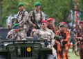 DRAMA KOLOSAL SEJARAH TNI, GARAPAN SENIMAN BINAAN DEWAN KESENIAN BALIKPAPAN MERIAHKAN HUT KE 74 TNI