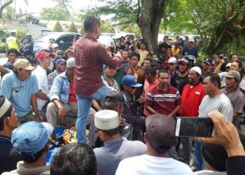 DEMO LIMBAH, NELAYAN TUNTUT ANAK MEREKA KERJA DI PROYEK RDMP