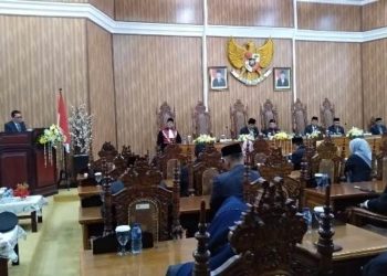 ISRAN PUN BERPANTUN DI SIDANG PARIPURNA BALIKPAPAN