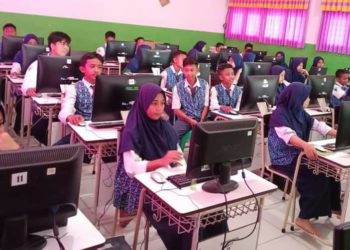 TINGKATKAN KEMAMPUAN SISWA DI BIDANG IT,SMPN 22 GELAR PELATIHAN PEMBUATAN BARCODE TANAMAN DAN POHON DI LINGKUNGAN SEKOLAH