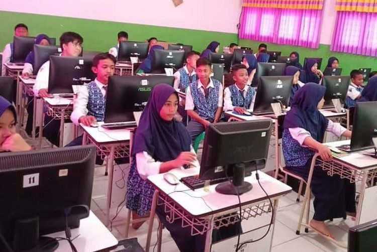 TINGKATKAN KEMAMPUAN SISWA DI BIDANG IT,SMPN 22 GELAR PELATIHAN PEMBUATAN BARCODE TANAMAN DAN POHON DI LINGKUNGAN SEKOLAH