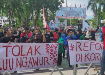 UNJUK RASA KAMIS SORE, MAHASISWA GELAR SHOLAT GAIB DEPAN KANTOR DPRD