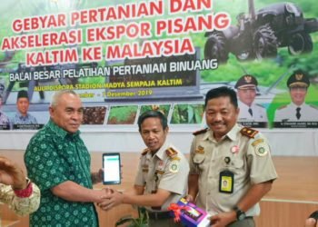 KEMENTAN RI SERAHKAN APLIKASI EKSPOR KEPADA GUBERNUR ISRAN NOOR, UNTUK PERCEPATAN EKSPOR PERTANIAN KALTIM