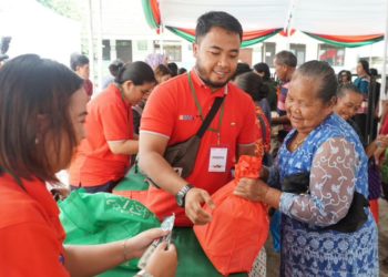 SEBAGAI WUJUD IMPLEMENTASI DARI PROGRAM BUMN HADIR UNTUK NEGERI NATAL, PERTAMINA DAN BNI BERBAGI KASIH BUAT WARGA SAMARINDA