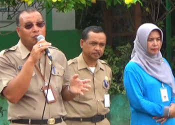 CIPTAKAN LINGKUNGAN SEKOLAH YANG HIJAU DAN ASRI,SMP NEGERI 22 TANAM BERBAGAI JENIS PEPOHONAN