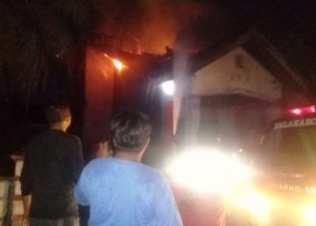 RUMAH MANTAN LURAH DILAHAP API DIDUGA OBAT NYAMUK PENYEBABNYA