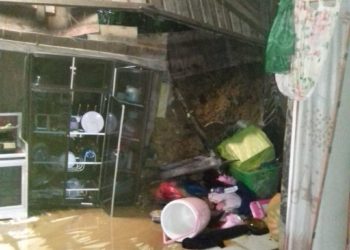TANAH TERUS BERGERAK, LONGSOR DI RUMAH FARIDAH