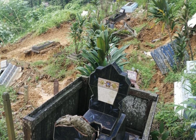 AKIBAT BANJIR BESAR DI SAMARINDA, 60 MAKAM DI SELILI LONGSOR