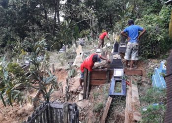 PULUHAN MAKAM DISELILI TERKENA LONGSOR