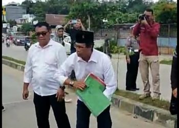 SEMPAT TUTUP JALAN, USMAN MINTA GANTI RUGI