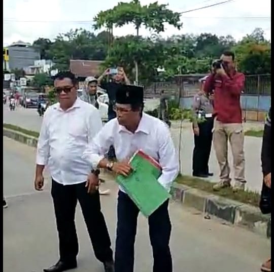 SEMPAT TUTUP JALAN, USMAN MINTA GANTI RUGI