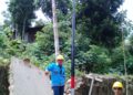 LONGSOR, TIANG LISTRIK HAMPIR ROBOH