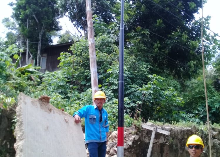 LONGSOR, TIANG LISTRIK HAMPIR ROBOH