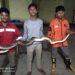 RELAWAN EVAKUASI ULAR DI KADANG AYAM