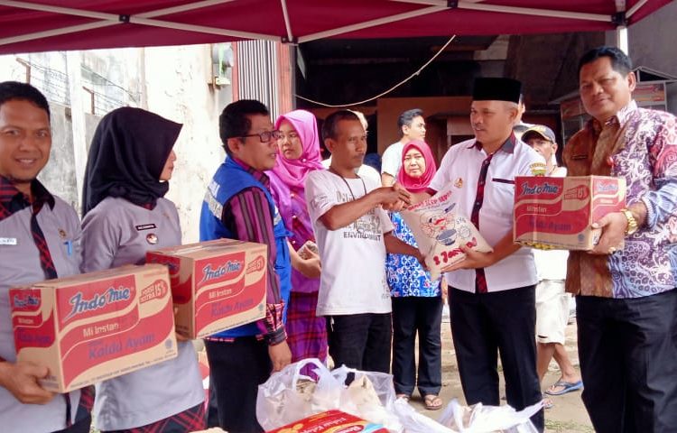 SEBAGAI WUJUD KEPEDULIAN TERHADAP KORBAN KEBAKARAN, BARKATI SERAHKAN BANTUAN