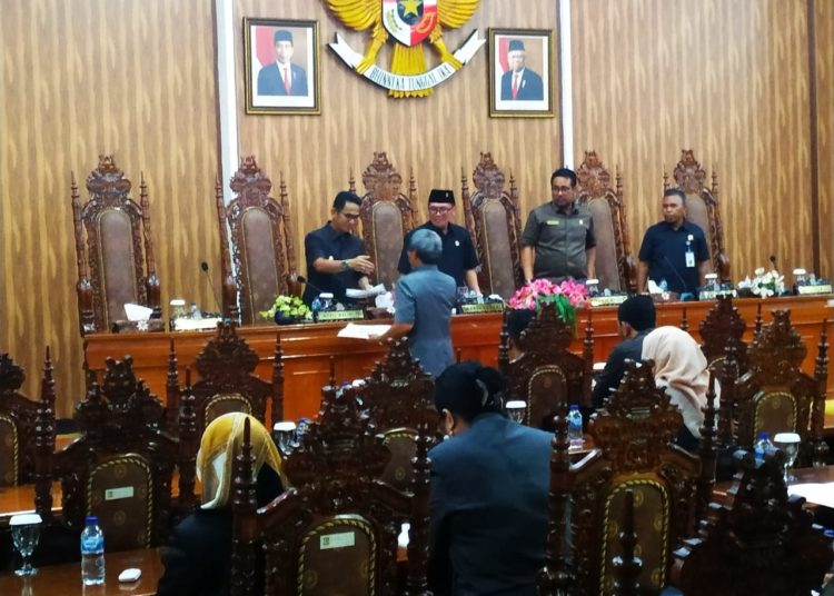 FRAKSI DPRD BALIKPAPAN SAMPAIKAN PANDANGAN UMUM ATAS DUA RAPERDA