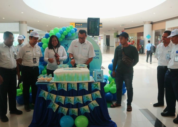 DALAM RANGKA HUT KE 56 ANGKASA PURA I AIRPORTS, BANDARA SAMS SEPINGGAN BALIKPAPAN BAGIKAN HADIAH KE PENGGUNA JASA