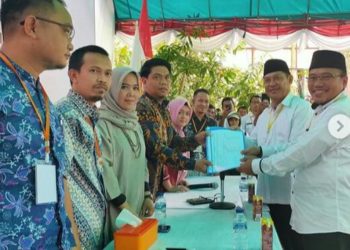 ZAIRIN-SARWONO SERAHKAN DUKUNGAN KE KPU, GUNAKAN ANGKOT BAWA 69.712 KTP