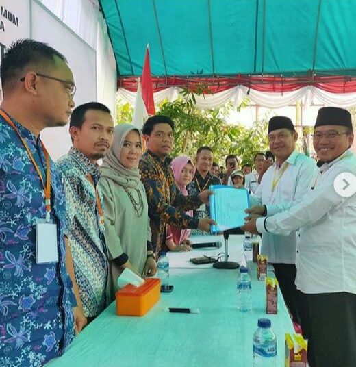 ZAIRIN-SARWONO SERAHKAN DUKUNGAN KE KPU, GUNAKAN ANGKOT BAWA 69.712 KTP