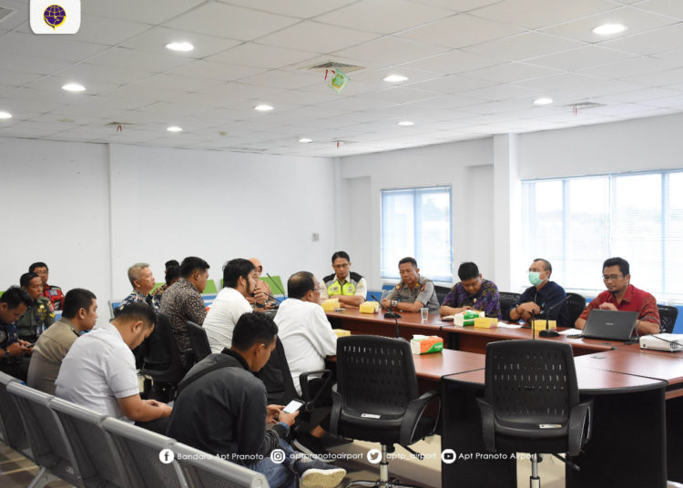 ANTISIPASI PENYEBARAN VIRUS CORONA BANDARA APT PRANOTO SAMARIDA GELAR RAPAT KOORDINASI