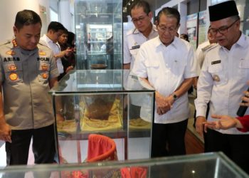 SAID SJAFRAN14 GUCI, AWANG DHARMA HIBAHKAN FOTO BAHARI UNTUK MUSEUM