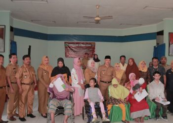 BARKATI KITA SAMA DIHADAPAN ALLAH WAWALI SAMARINDA SERAHKAN BANTUAN DISABILITAS