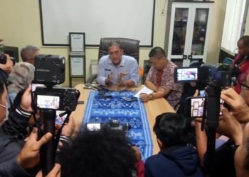 TIGA ORANG DALAM PENGAWASAN TUNJUKAN GEJALA CORONA