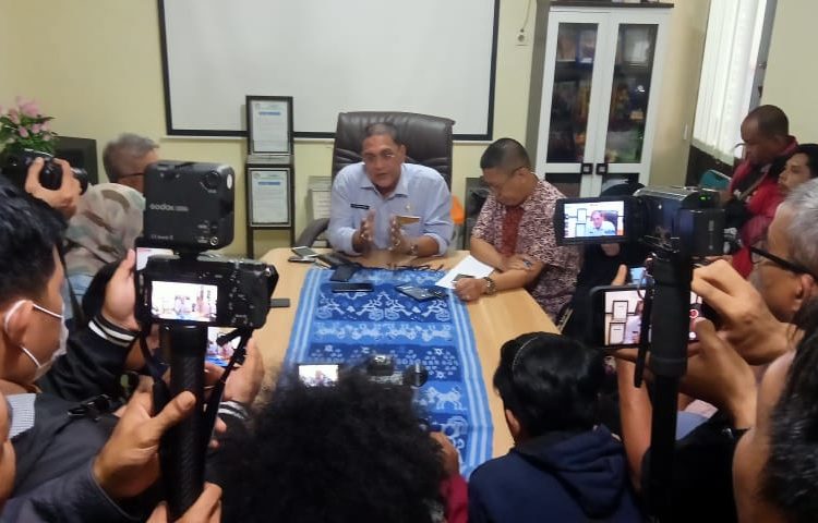 TIGA ORANG DALAM PENGAWASAN TUNJUKAN GEJALA CORONA