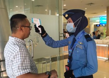 MASUK BANDARA APT. PRANOTO PERIKSA SUHU TUBUH CEGAH VIRUS CORONA