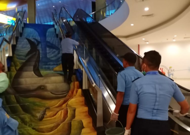 CEGAH PENEYBARAN VIRUS CORONA, BANDARA APT.PRANOTO SEMPROT DISINFEKTAN