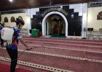 WASPADA CORONA RELAWAN DMY SEMPROTKAN DISINFEKTAN  KE WADAH KERAMAIAN