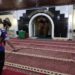 WASPADA CORONA RELAWAN DMY SEMPROTKAN DISINFEKTAN  KE WADAH KERAMAIAN