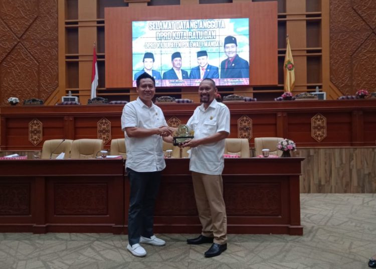 SAAT KLB KALTIM DPRD SAMARINDA BERANI TEMUI KUNKER DPRD POLEWALI MANDAR DAN KOTA BATU