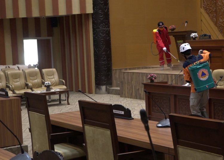 KANTOR DPRD SAMARINDA DI SEMPROT DISINFEKTAN BPBD