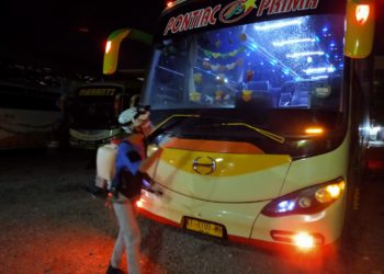 RELAWAN DMY KEMBALI BERULAH  SEMPROTKAN DISINFEKTAN  BUS ANTAR KOTA