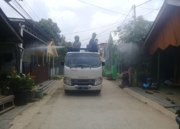 TANGKAL COVID-19, KECAMATAN GENCAR SEMPROT DISINFEKTAN PKK MASKER GRATIS