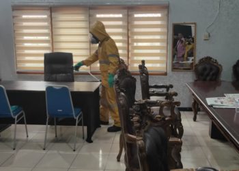CEGAH CORONA, KANTOR DPRD DISEMPROT DESINFEKTAN
