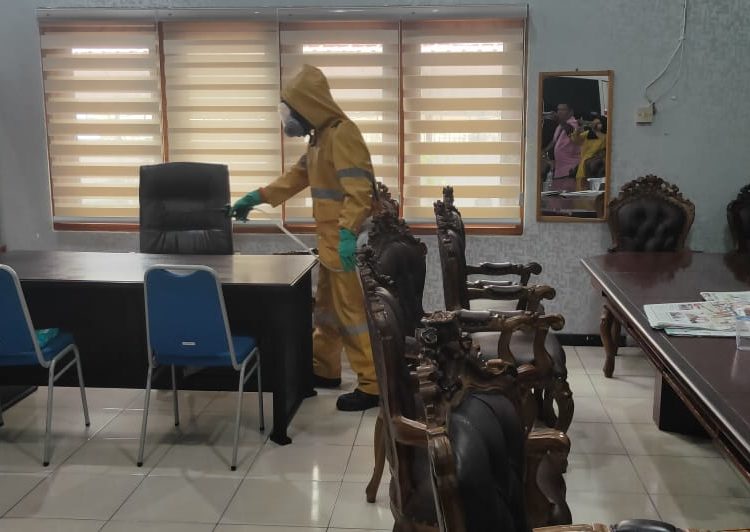 CEGAH CORONA, KANTOR DPRD DISEMPROT DESINFEKTAN