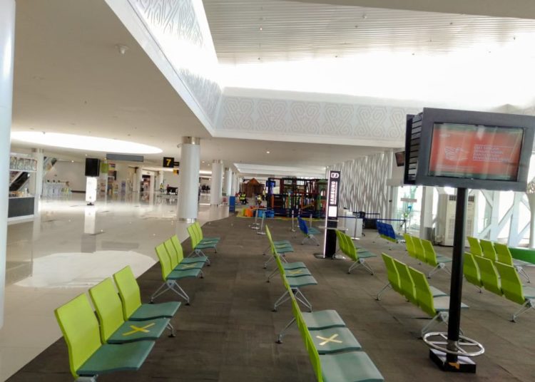 ANTISIPASI VIRUS CORONA, BANDARA SAMS TERAPKAN SOCIAL DISTANCING