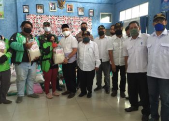 PERANGI COVID-19, PAKET SEMBAKO DI BAGIKAN LEWAT OJEK ONLINE