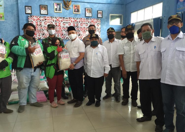 PERANGI COVID-19, PAKET SEMBAKO DI BAGIKAN LEWAT OJEK ONLINE
