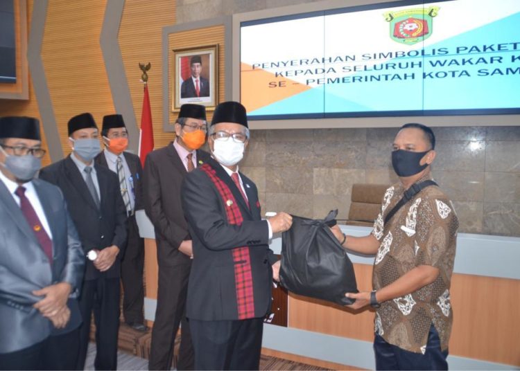 WALIKOTA SERAHKAN 400 PAKET SEMBAKO UNTUK WAKAR SELURUH OPD PEMKOT SAMARINDA